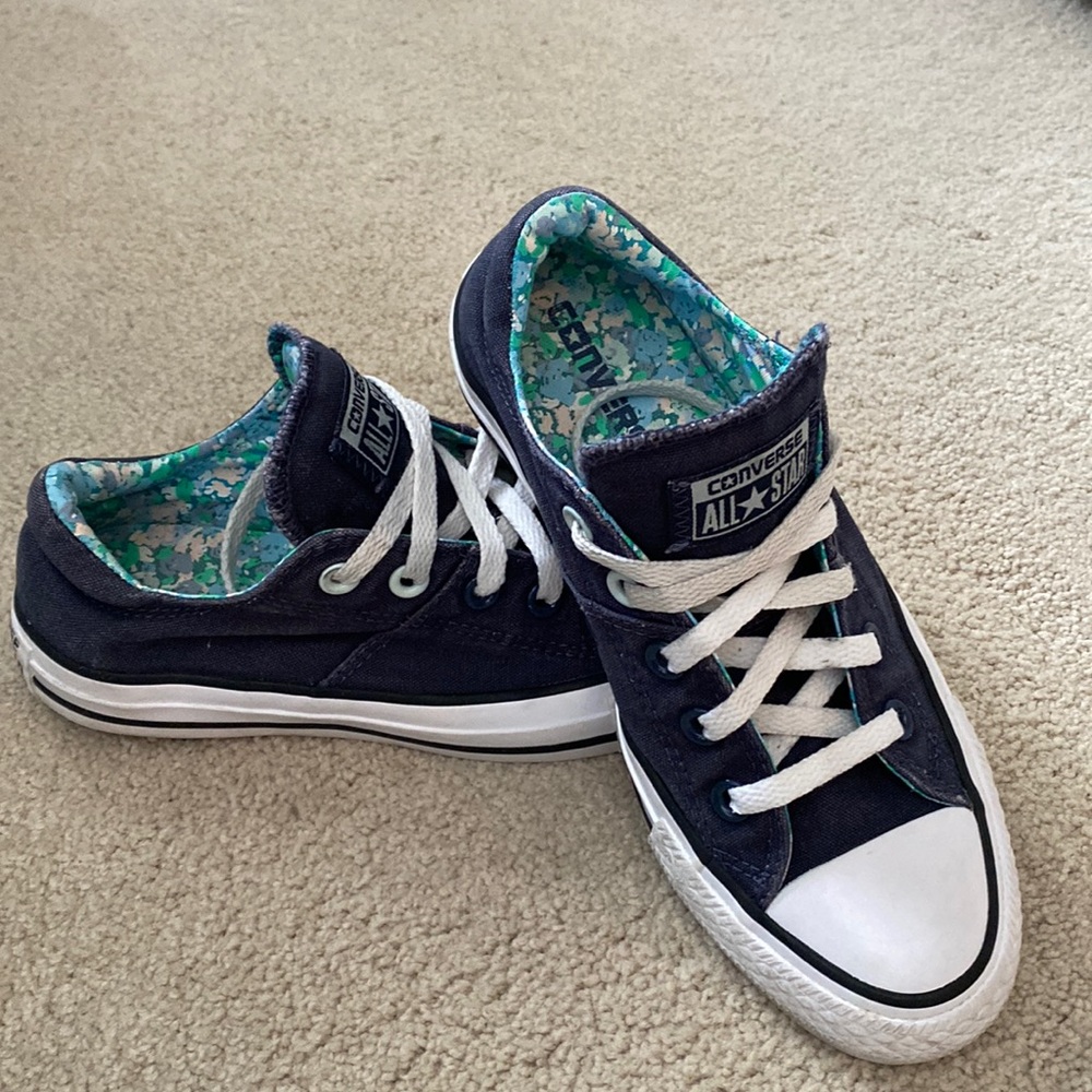 Converse ALL STAR size 6. Blue with floral print inside. Super cute.
